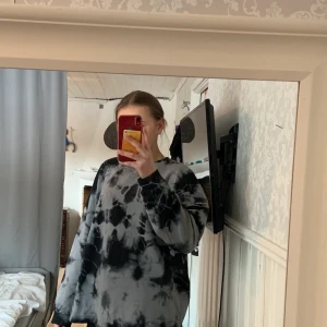 Sweatshirt med batikmöster - Snygg oversized sweatshirt i storlek S från NA-KD. Ny skick och inga slitningar. För referens så är jag 172 som har på mig tröjan! Kom privat för fler bilder💕