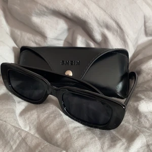 90-talas brillor - Dessa coola brillor som jag tyvärr inte passar alls i, köpare står för frakt 