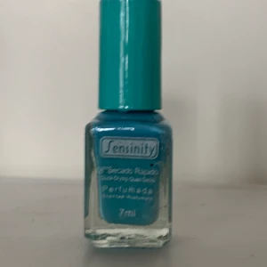 Nagellack  - Säljer dessa tre nagellack, alla är supersnygga, i bra skick, använda några enstaka gånger men har slutat att använda nagellack. Kontakta mig eller kommentera om du är intresserad av något av dom så beskriver jag det lite mer. Men alla är lätta att applicera på nageln! ✨ 5kr st + 10kr frakt 🦋