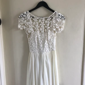 Studentklänning strl. 8 - Säljer min studentklänning som jag använt en gång, på min egen student! 🌞 Så fin med blommor och dessutom bekväm! Inköpt från Xenia i Australien, strl. 8 vilket motsvarar 36. 🌻  Finns i Kalmar och kan skickas mot att köparen står för frakten!