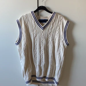 Väst  - Jag säljer denna väst för att den inte kommer till användning. Den är köpt secondhand! Priset kan diskuteras! 