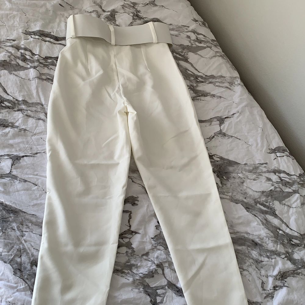 Vita kostymbyxor från boohoo endast testade. . Jeans & Byxor.