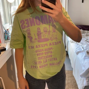 Tröja  - Säljer denna jättefina tröjan. Knappt använd för fler frågor eller bilder kontakta ❤️ Budgivning om fler är intresserade🥰