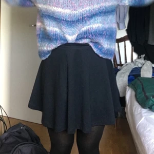 Snygg svart minikjol - En svart kjol som sitter som smäcken! Sen basic minikjol i bomull! Kommer inte ihåg var den är ifrån tyvärr! I bra skick förutom att den är lite noppig längskanten men det är på insidan, men skriv om du vill ha bild! 