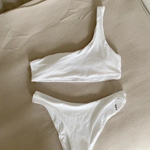 Bikini set - Säljer detta helt nya bikini set från Shein!  Säljer då överdelen ej passade mig. Storleken är S, nederdelen är true to size men skulle säga att överdelen är lite mindre (passade ej mig som har C kupa)🌸