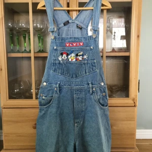 Hängsleshorts - Ett par hängslebyxor i 100% bomull. 300 kr plus frakt! 💕