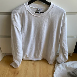 Vit Sweatshirt  - Vit sweatshirt från hm, står ej för frakt 