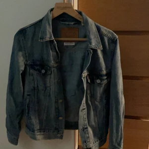 Levis jeans jacket - Den klassiska jeans jackan från levis. Säljer då den har blivit för liten för mig. Den är storlek xs men är oversized så passar s.