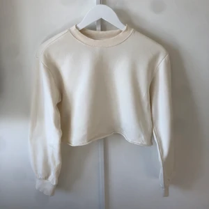 Kort sweatshirt  - En vit croppad sweatshirt stl xs