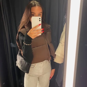 Zara väst  - Oanvänd zara väst, bara testad. Säljer för att det inte va min stil och kommer inte komma till användning. Storlek L- XL men eftersom den är croppad och liten kan även xs och storlekar upp ha den, jag själv har oftast xs-s. Säljer om jag får bra bud💕💕 (sista bilden är lånad)