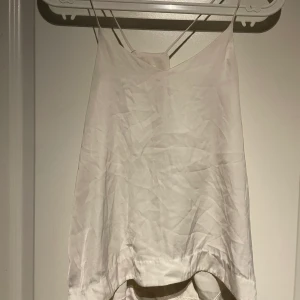 Vitt linne H&M  - Vitt linne i tunt material från H&M. Köparen står själv för frakten 