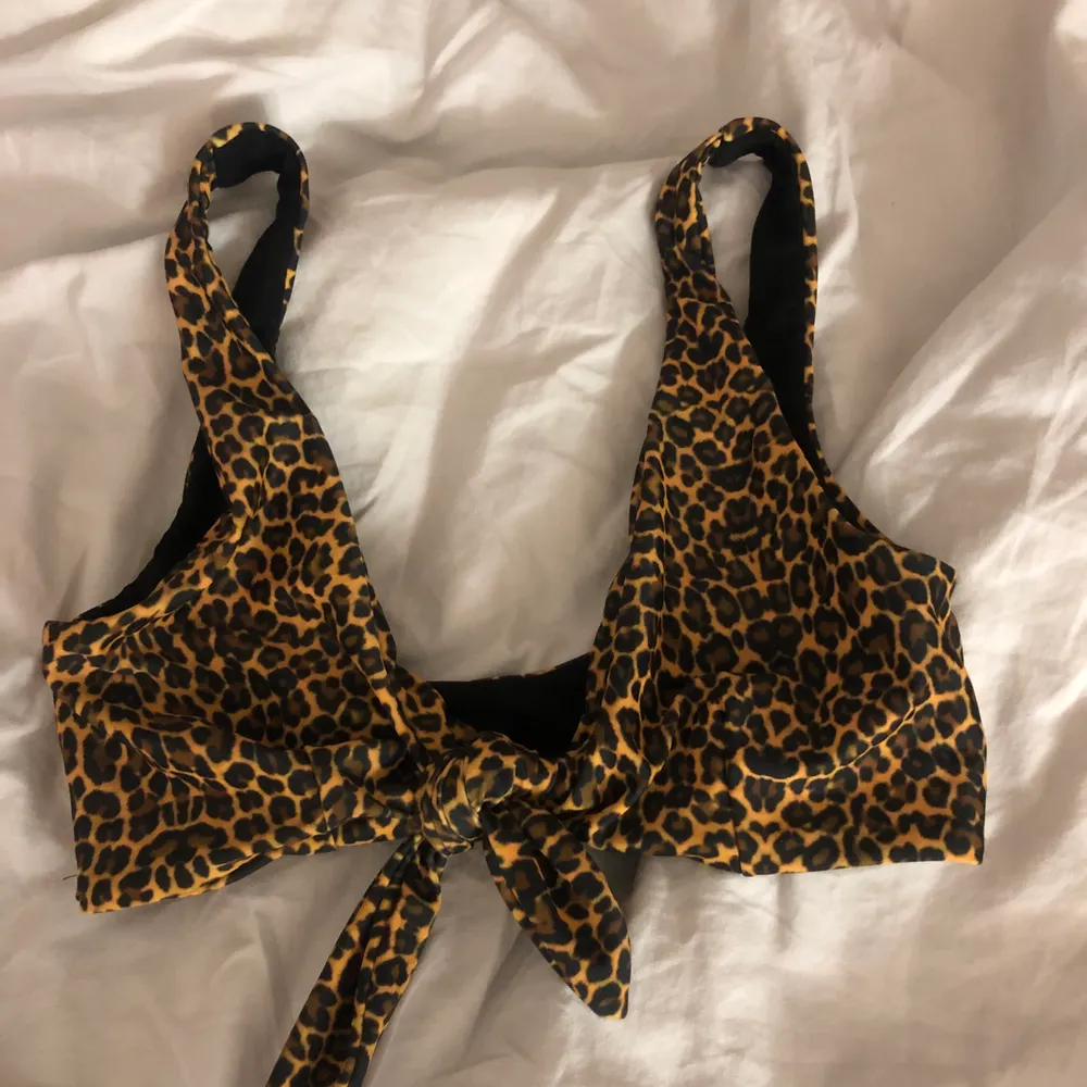 Leopard mönstrad bikinitopp från Nelly använd 1 gång förra sommaren. I storlek XS.. Accessoarer.