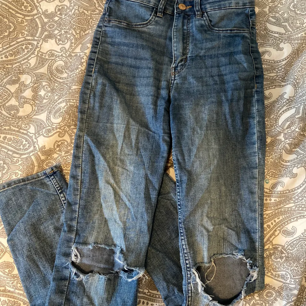 Säljer dessa jeans eftersom att det tyvärr blivit för små för mig❤️ Köpare står för frakten!. Jeans & Byxor.