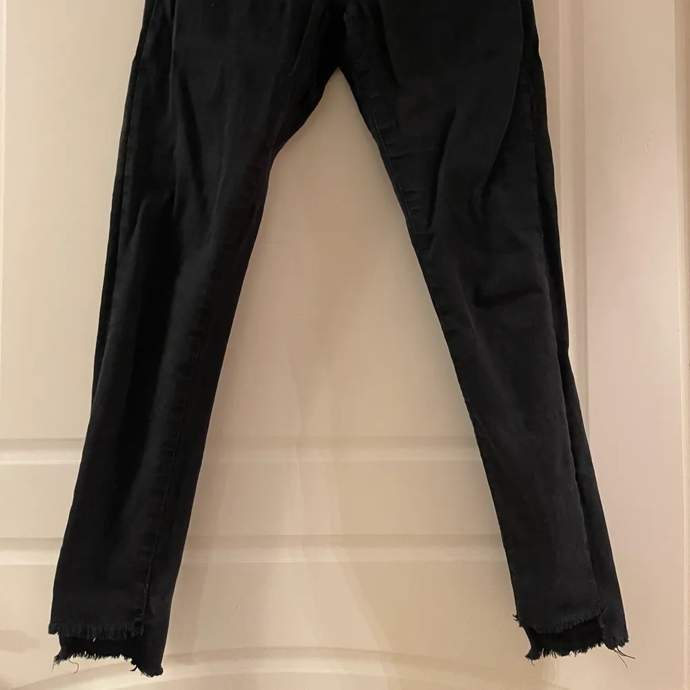 Dessa byxor köptes från Raglady, de är supersköna och har en mid waist passform. Jag är 160 och det sitter lite över ankeln på mig💓💓 rena och hela 🤍. Jeans & Byxor.