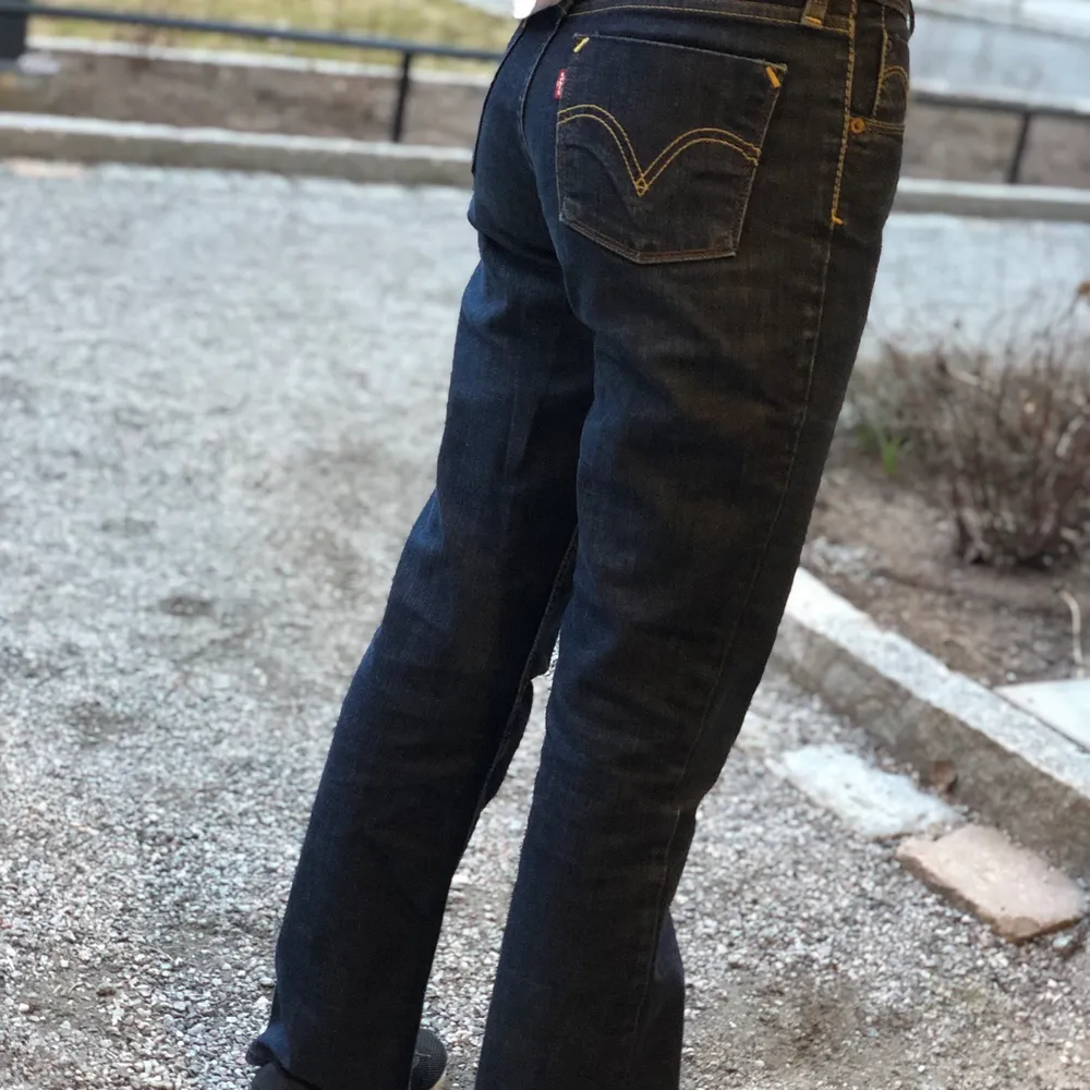 Ett par trendiga snygga lågmidjade Levis jeans med straight fit. Ungefär 30 år gamla så finns inte längre och är mycket efterfrågade, one of a kind men ändå i mycket bra skick nästan inte ens synligt använda! Storleken är 28•32 men jag är normalt en xs-s och dom passar perfekt ??.❤️❤️🌸. Jeans & Byxor.
