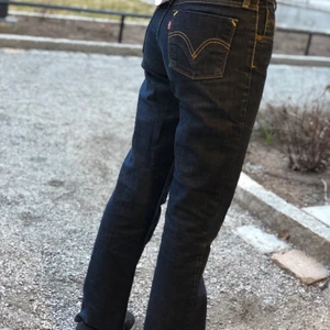 Vintage Levis jeans - Ett par trendiga snygga lågmidjade Levis jeans med straight fit. Ungefär 30 år gamla så finns inte längre och är mycket efterfrågade, one of a kind men ändå i mycket bra skick nästan inte ens synligt använda! Storleken är 28•32 men jag är normalt en xs-s och dom passar perfekt ??.❤️❤️🌸
