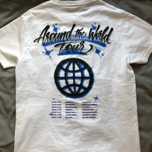 hov1 merch - Hov1 merch, t-shirt💙💙 skitballt tryck på ryggen och vit framsida med liten Hov1 symbol! Inte alls använd mycket, jättefint skick💙💙