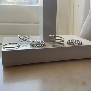 Ringar - Fem ringar som tyvärr inte passade mig. 1 för 15kr eller alla för 50kr💕