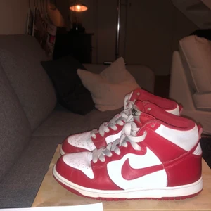 Nike vintage dunks 2009 - Skitsnygga dunks i storlek 42. Dom är använda men har tagit hand om dom väl. Väldigt bra skick för sin ålder. Skriv till mig för fler bilder eller andra frågor:)