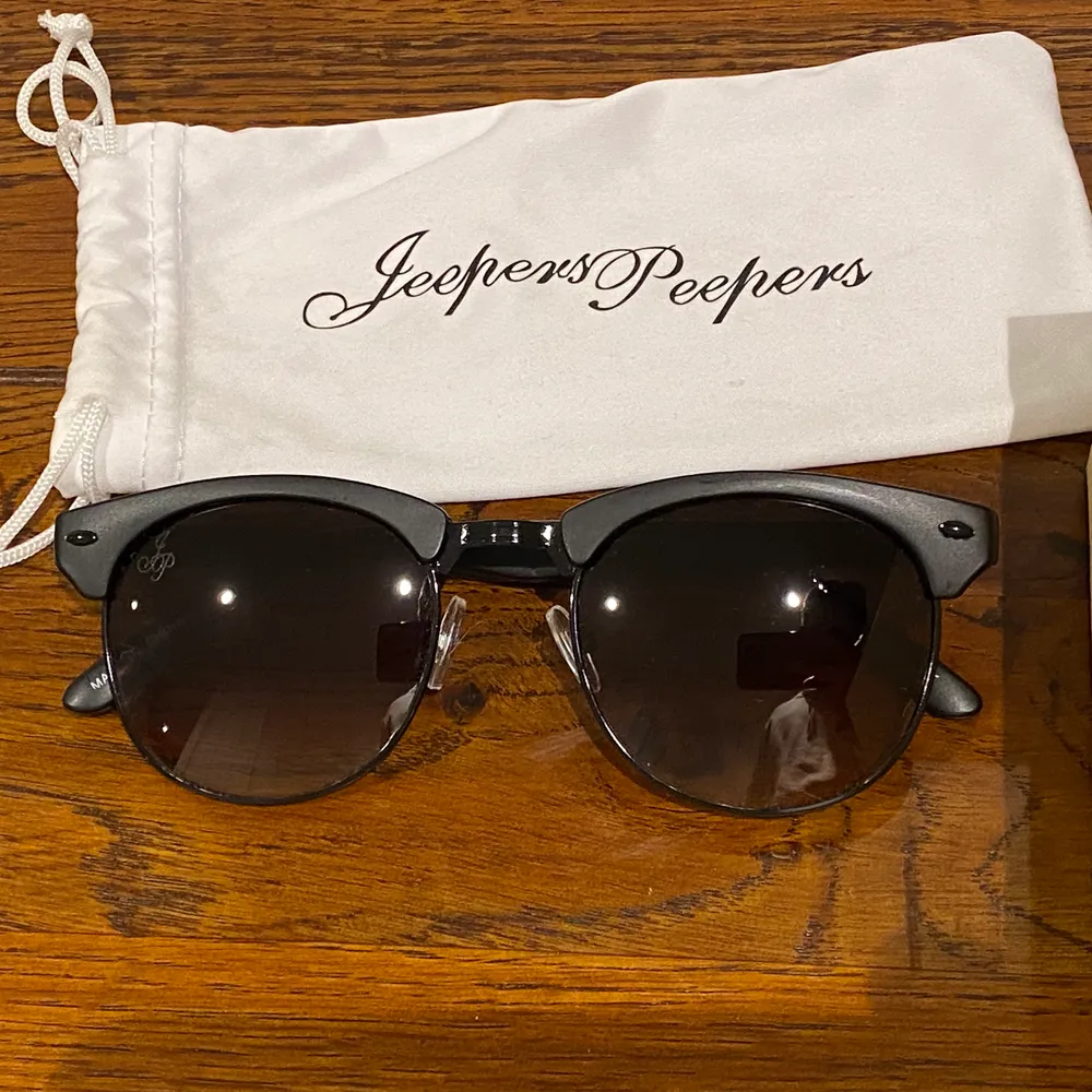 🕶 Solglasögon från Jeepers Peepers, använda ca 3 ggr mycket lätt, nyskick. 💵 Nypris ca 300kr, 📦 Köparen står för frakt 📦 . Accessoarer.