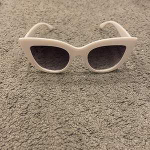 snygga vita solglasögon. Aldrig använt säljer pågrund ej användning kostar 20 kronor köparen står för frakt.