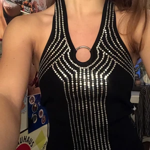 fest topp linne - En väldigt snygg och trendig topp till fest / middag / vardag som tyvärr aldrig kommit till användning. prislappen är kvar. toppen passar någon som är en 34/36 XS/S men även medium då tyget ör väldigt stretchigt. 