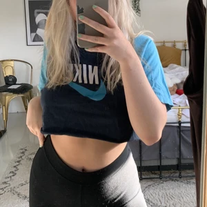 Nike t-shirt  - Croppad vintage Nike t-shirt som jag klippt av själv