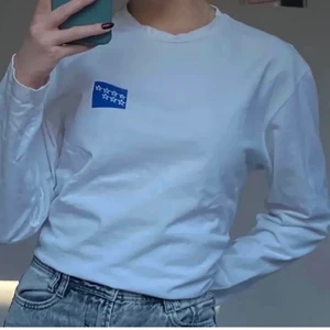 Calvin Klein tröja - Jättefin långärmad tröja från Calvin Klein unisex strl S. Knappt använd och säljer då den inte kommer till användning. Gör inga byten. Köparen står för frakt (66 kr)