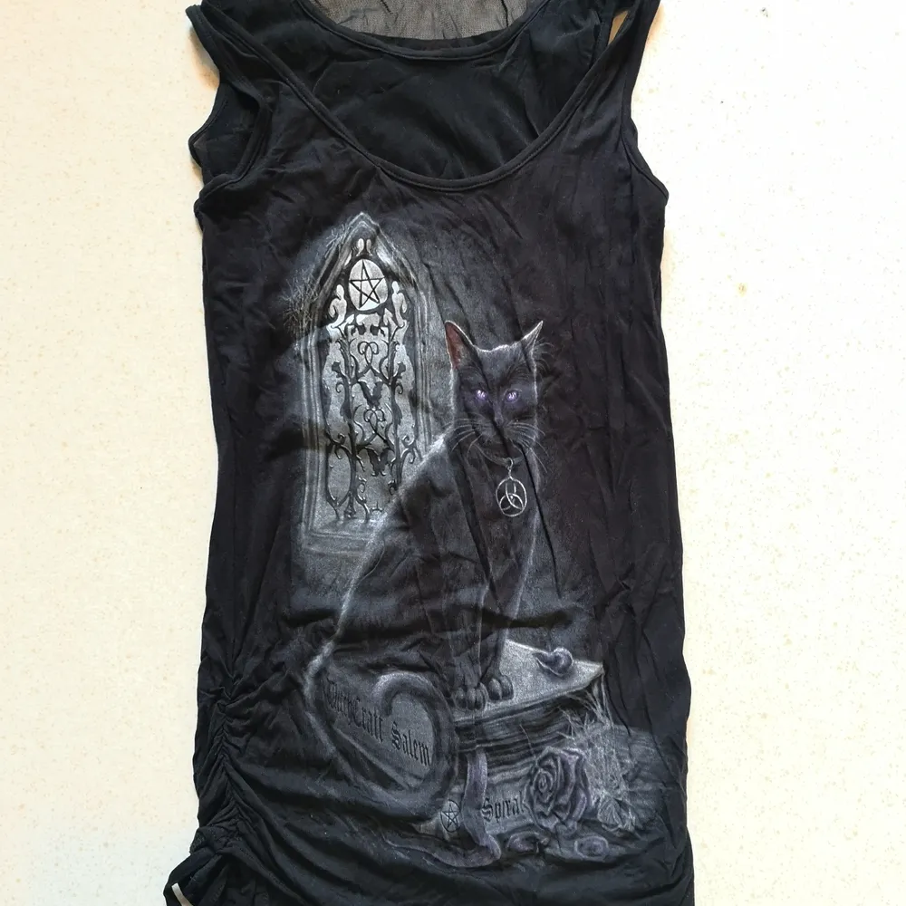 Ett linne från spiral.com i gothic stil med en svart katt. Helt oanvänt! . Toppar.