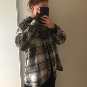 Rutig overskirt - Säljer min rutiga o hyfsade använda overskirt. Färgen gör sig inte riktigt rättvis på bild men den har toner av grönt,beige,grått, vitt o svart. Passar till allt enligt mig o är skitsnygg stängd också. Säljer pga ja ej använt på ett bra tag så inget fel på kvalitén!💕 kontakta och kom me pris ni kan tänka er lägga.