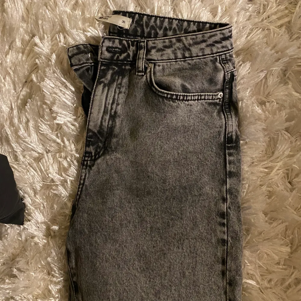 Snygga mörkgråa jeans från ginatricot! Använda fåtal gånger och är som i nyskick🤍Sitter jättebra på mig som är runt 165. Jeans & Byxor.