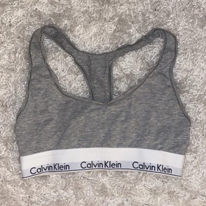 Calvin Klein topp - Knappt använd Calvin Klein topp i storlek S, passar XS också. Köptes för 350kr säljer för 100kr+frakt 45kr