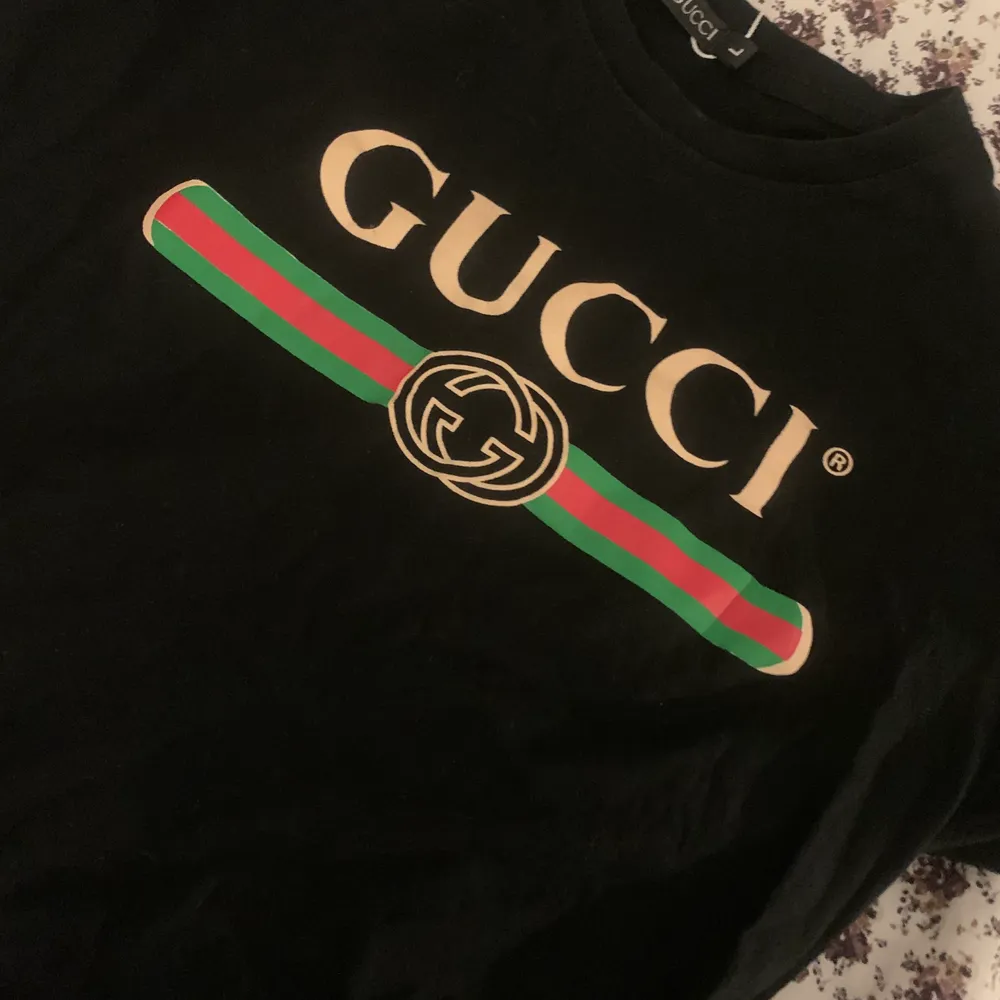 Säljer denna fake gucci t-shirten. Använd en gång och är i bra skick! . T-shirts.