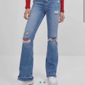 Bootcut jeans med hål💕 - Aldrig använda, från berska💕💕