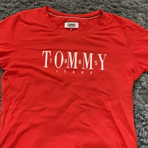 Röd tommy hilfiger t-shirt - Använd 1 gång och är i nyskick. Köpt för 170 kr på rea och kostade runt 300 innan rean. Köpare står för frakt.