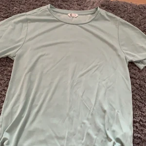 Turkos t-shirt - Strechig turkos t-shirt från cubus. Använd en gång.     Köpare står för frakt