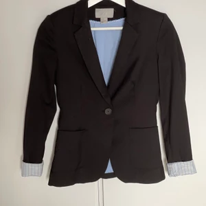 Kavaj från H&M - Jättefin kavaj från H&M i strl 34. Sparsamt använt. 