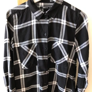 Rutig skjorta från Gina Tricot 💫 - Rutig skjorta från Gina Tricot 💫 •Sparsamt använd (max.3 gånger), är i mycket bra skick •Storlek 34. Rymlig modell, passar Xs-S •Pris: 65 kr 🚫Djurfritt och rökfritt hem 📍Kan mötes upp i Mölnlycke 📬Kan skickas mot fraktkostnad