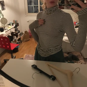 Mörkblå Randig polo - Ganska använd  men i fint skick säljes pga inte kommer till användning längre 