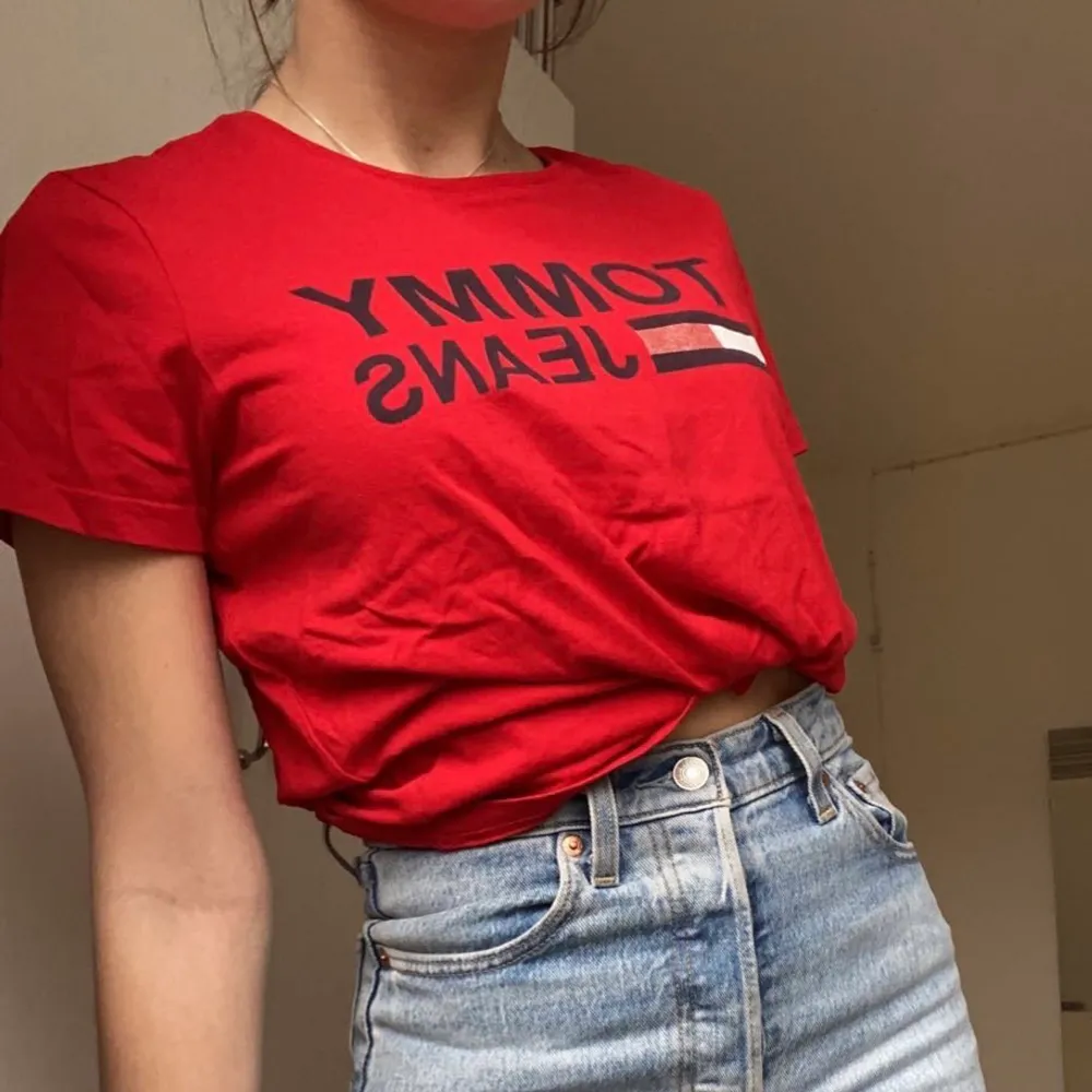 Här kommer en snygg röd Tommy hilfiger t-shirt. Både bekväm och snygg!🤩 Tröjan är väl använd men fortfarande i fint skick. T-shirten är i storlek L men jag upplever den inte alls som särskilt stor. Jag brukar ha storlek S och på bild 2 ser ni hur stor t-shirten är på mig💕 Köparen står för frakten.. T-shirts.