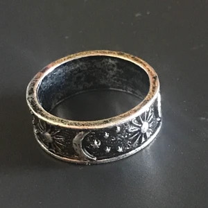 Ring || Grunge indie - Säljer den här ringen då den inte kommer till användo. 18 mm, normal size. Buda i kommentarerna eller köp direkt för 60 kr 😊 Budning avslutas 21/3 ✨