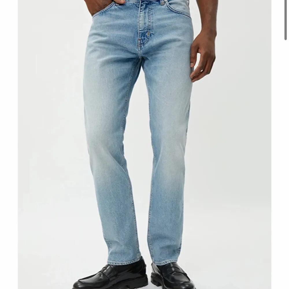 Weekday jeans köpta 2020, dom blev för stora snabbt så har aldrig kunnat använda dom särskilt mycket. Modellen är easy regular straight jeans. 9/10 skick. Jeans & Byxor.