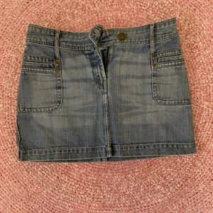 Denim kjol - En kort 4-fickskjol i tvättad denim från H&M. Storlek 38, ej stretchig. 