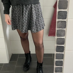 Kjol - Jättesnygg mönstrad kjol! Säljer då den tyvärr är för liten för mig🤍