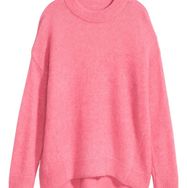 H&m pink mohair wool mix sweater. Size S, but it can easily fit M as it is a bit oversized. I fix the tear on the shoulder which is not noticeable.  Pick up available in Kungsholmen  Please check out my other items! :) . Tröjor & Koftor.
