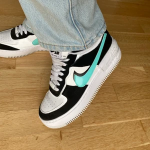 Nike air force 1 shadow - Skor från nike, modell air force 1 shadow. Lite mer detaljer o något högre sula än vanliga air force modell. Jättecoola och använda cirka 4 gånger. Är i storlek 38,5. Ser nästan ut som nya! Inget slitet på skorna o rengörs såklart innan jag skickar! ❤️ ledande bud: 1050 kr. Budgivningen avslutas torsdag 18/3.