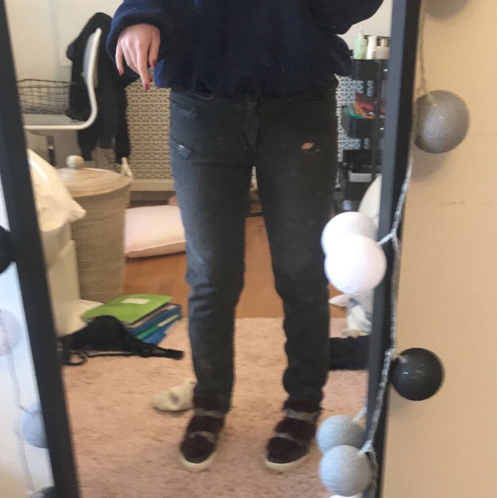 Ascoola gråsvarta jeans med slitningar. Använda 3 gånger. Säljer pga har ett annat par liknande🖤🖤 Storleken är 40 och jag brukar ha 36-38, men dem sitter lite pösigt på mig. Skulle säga att de passar 36-40 beroende på hur man vill att dem ska sitta✨ De är highwaisted men jag har på mig dem kågmidjade på bilden. Kontakta privat om du är intresserad🖤✨🖤. Jeans & Byxor.