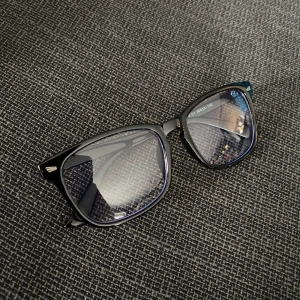 Glasögon - Ingen styrka. Aldrig använda. Skyddar mot blått ljus från skärmar 