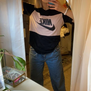 T-shirt Nike - Ljuslila och svart, 