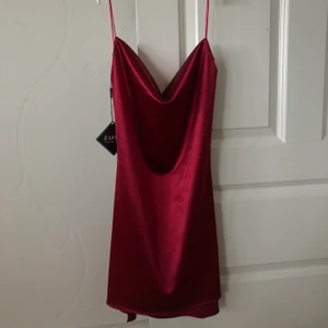 Vinröd klänning i satin - Såååå fin klänning i satin från Zaful med prislappen kvar i storlek S. Aldrig använd pga att den är för stor för mig som är ganska kort❣️